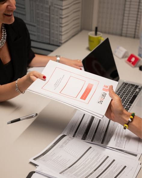 Consegna della documentazione a un cliente