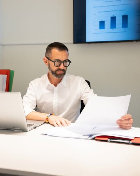 Consulente al tavolo di lavoro con il portatile