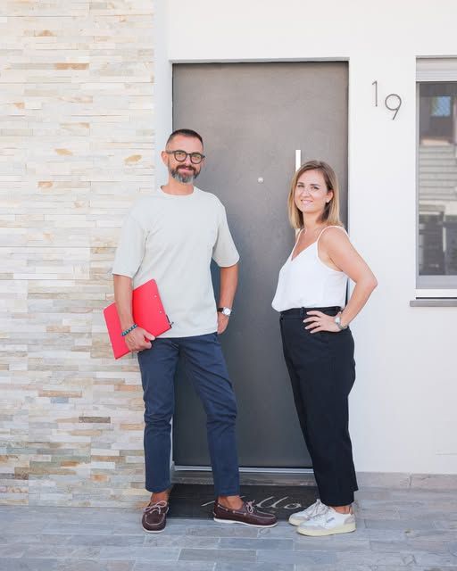 Il team di Abitare davanti all'ingresso di una casa